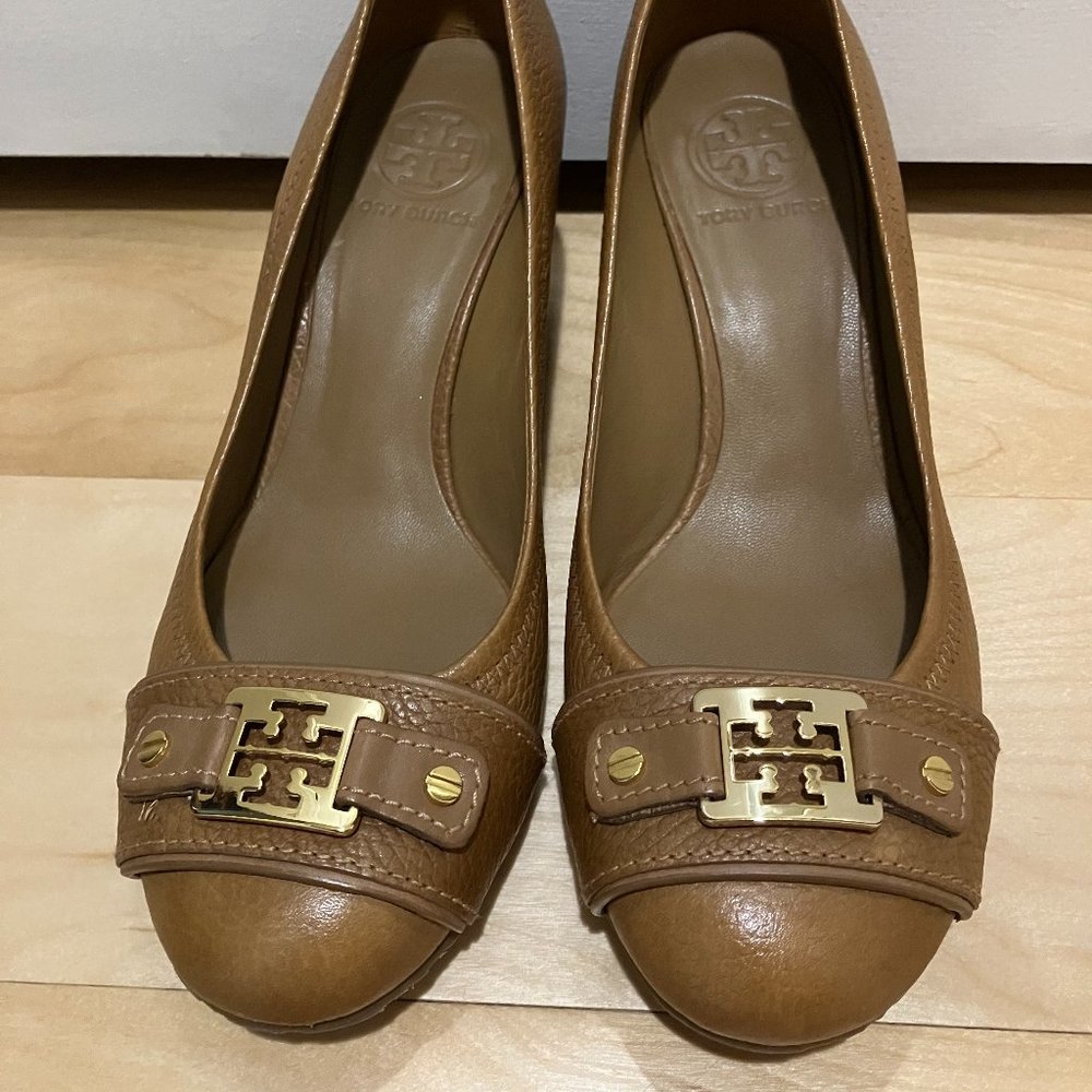 Tory Burch Wedge Pumps (Brown, Size 8)